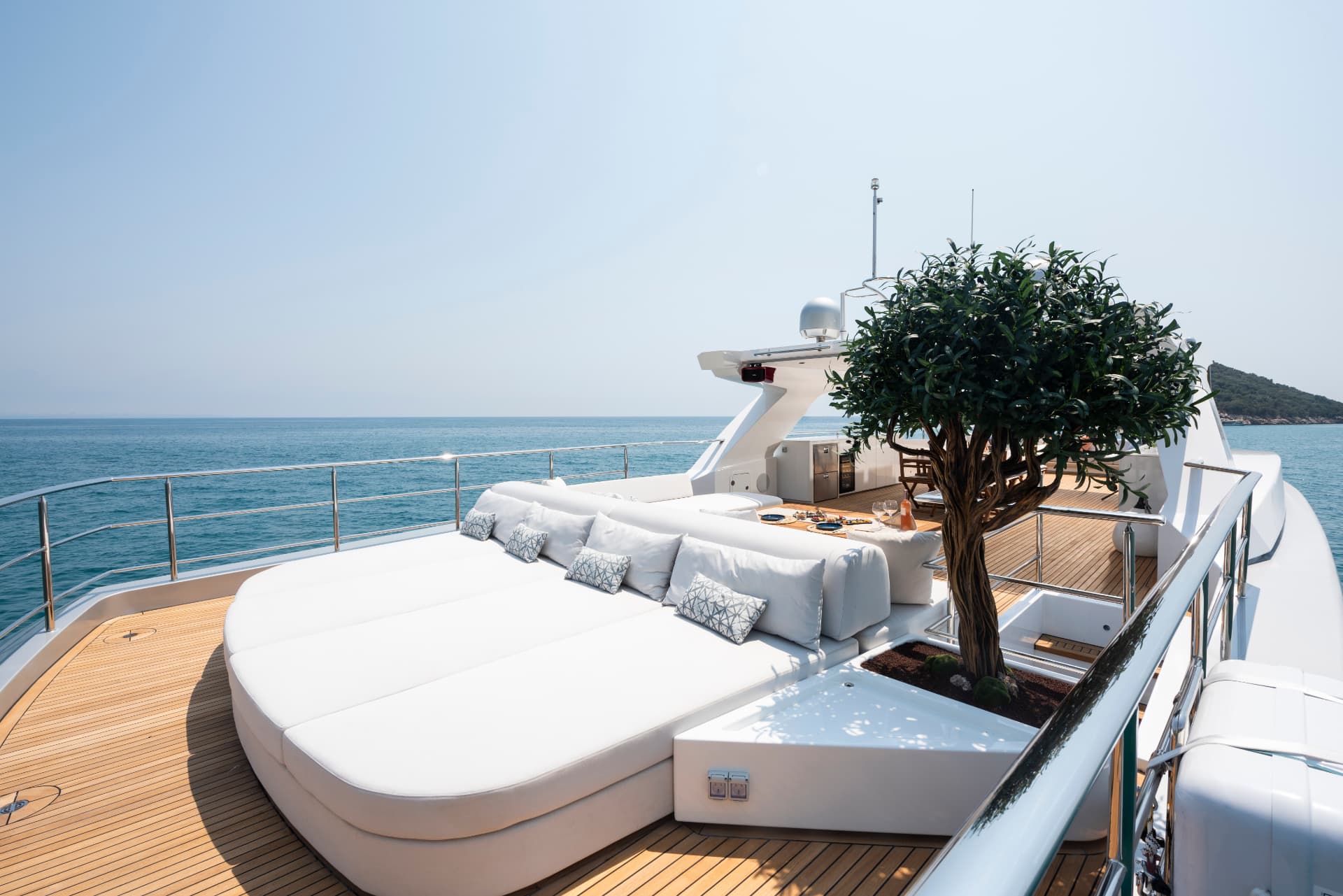 Sunpad and jacuzzi corner