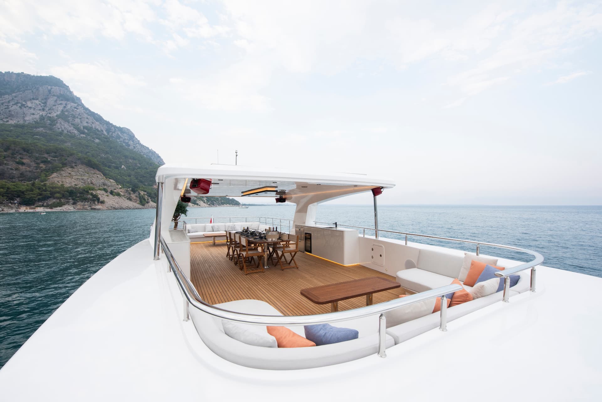 Fly deck: teak sole, grill, dining table and loungers