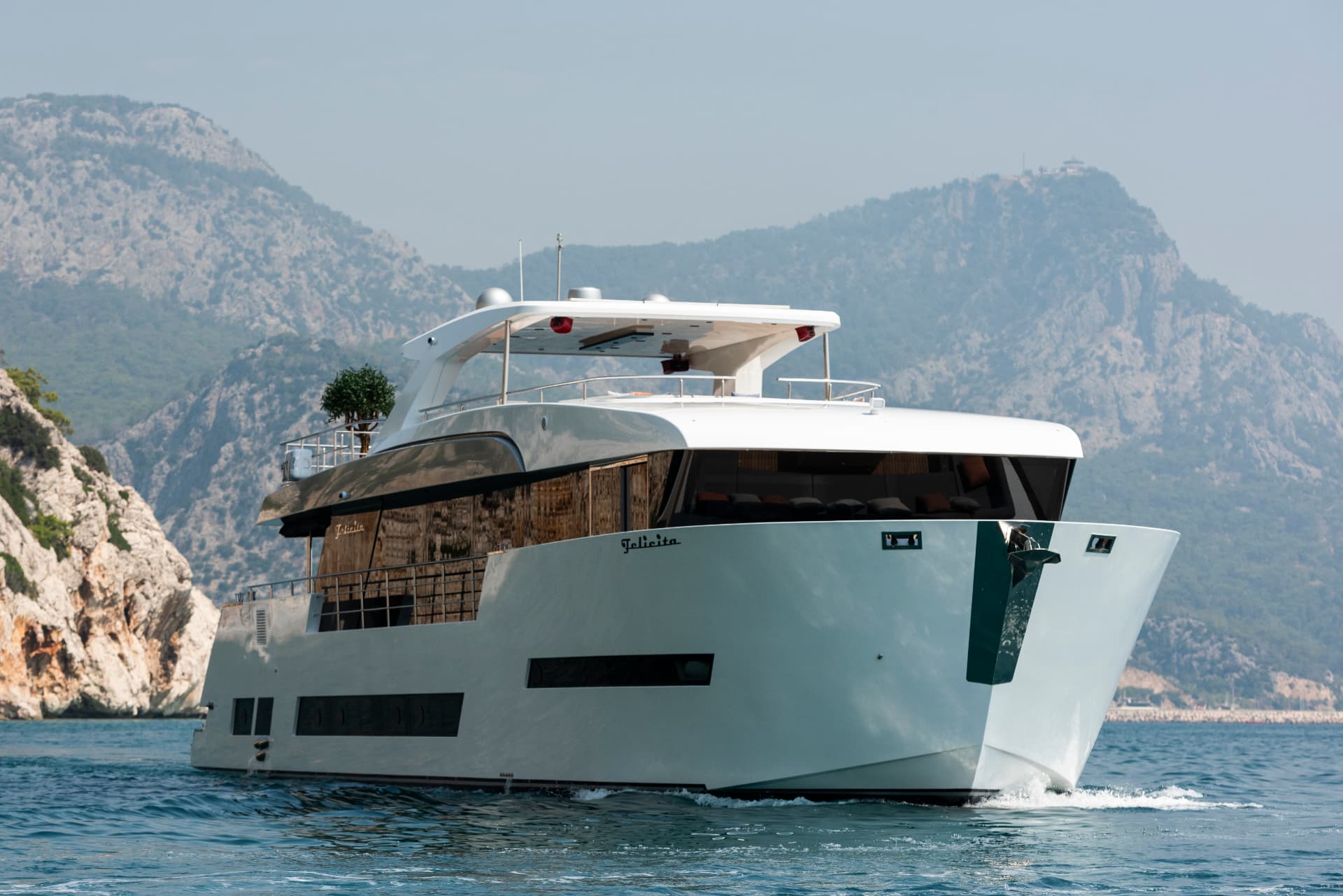 Head-on view with the Antalya mountains behind